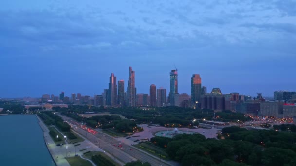 上から夕方のシカゴ市内中心部 ドローンによる空撮 — ストック動画