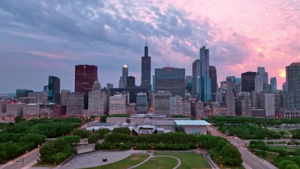 シカゴのダウンタウンとグラントパークの上空からの美しい夕景 イリノイ州シカゴ 2023年6月6日 — ストック動画