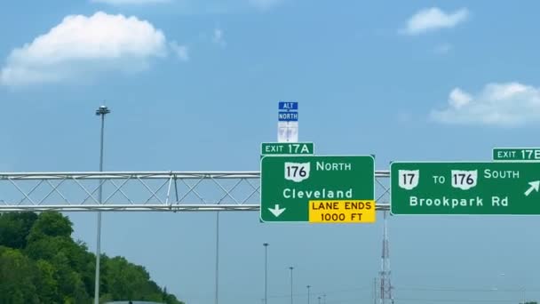 Highway Direction Sign Cleveland Usa Travel Photography — Stock Video
