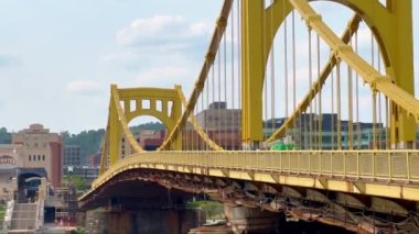 Pittsburgh 'un Sarı Köprüleri - Pittsburgh, ABD - Haziran 05, 2023