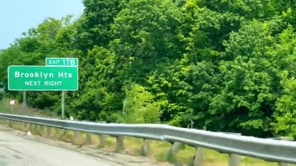 Señal Dirección Autopista Hacia Brooklyn Heights Cleveland Junio 2023 — Vídeo de stock