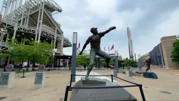 Статуя Перед Стадіоном Прогресивне Поле Cleveland Usa June 2023 — стокове відео