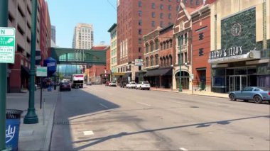 Indianapolis şehir merkezinde sokak manzarası - INDIANAPOLIS, ABD - HAZİRAN 05, 2023