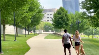 Columbus 'taki Battelle Riverfront Parkı - COLUMBUS, ABD - Haziran 05, 2023