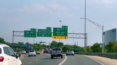 Columbus Ohio 'daki Neal Bulvarı ve Havalimanı' nın yön tabelaları - COLUMBUS, ABD - Haziran 05, 2023