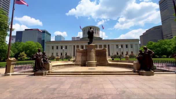 麦金莱雕像在印第安纳州国会山前 印第安纳警察 June 2023 — 图库视频影像