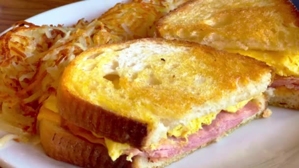 Amerikansk Frukost Med Rostade Smörgås Och Hashbrowns Usa Resor Fotografi — Stockvideo