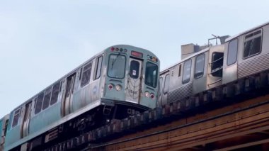 Chicago 'nun Loop bölgesindeki metro trenleri - Chicago, ABD - Haziran 06, 2023