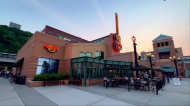 Pittsburgh 'daki Bessemer Court İstasyon Meydanı' ndaki Hard Rock Cafe - ABD - Haziran 05, 2023