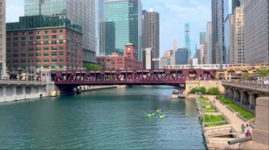Chicago Nehri şehir merkezinde - Tipik manzara - Chicago, ABD - Haziran 06, 2023