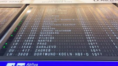 Frankfurt Havaalanı 'ndaki kalkış masası - FRANKFURT, GERMANY ŞEHRİ - 05 Haziran 2023