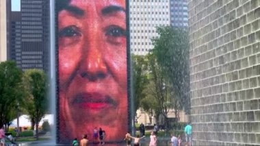 Chicago 'daki Millennium Park' taki Crown Fountain - Chicago, ABD - Haziran 06, 2023