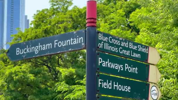 Letreros Dirección Chicago Buckingham Fountain Chicago Estados Unidos Junio 2023 — Vídeos de Stock