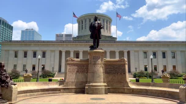 Статуя Уильяма Маккинли Перед Капитолием Штата Индиана Индианаполис Сша Июня — стоковое видео