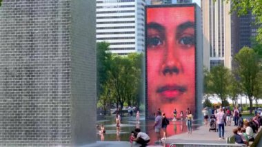 Chicago 'daki Millennium Park' taki Crown Fountain - Chicago, ABD - Haziran 06, 2023