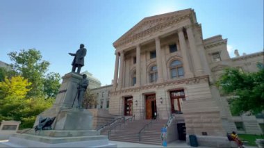 Indianapolis 'teki Indiana State Capitol' deki Morton Heykeli ve Anıtı - INDIANAPOLIS, ABD - Haziran 05, 2023