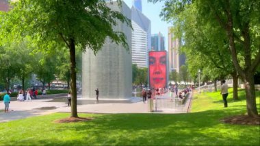 Chicago 'daki Millennium Park' taki Crown Fountain - Chicago, ABD - Haziran 06, 2023