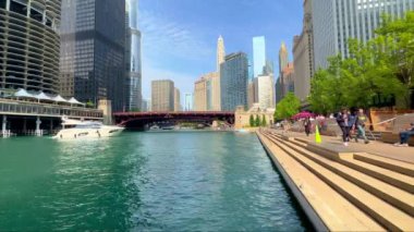 Chicago Riverwalk şehir merkezinde - Chicago, ABD - Haziran 05, 2023