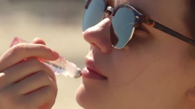 Çok yavaş çekimde dudak nemlendiricisi süren bir kadının yakın plan fotoğrafı Miami Florida seyahat fotoğrafçılığı 