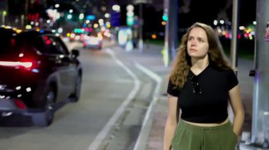 Miami Florida seyahat fotoğrafçılığı, geceleri sokakta ağır çekimde yürüyen genç bir kadın. 