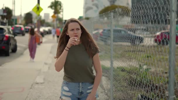 若い怒っている女性が極端なスローモーションでタバコを吸う マイアミフロリダ州旅行写真 — ストック動画
