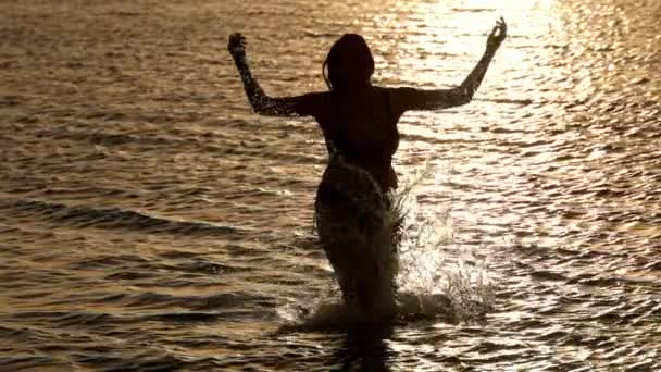 Silhouette Corpo Femminile Godendo Acqua Dell Oceano Backlight Shot Rallentatore — Video Stock