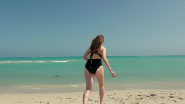 Bella Ragazza Che Indossa Bikini Miami Beach Correndo Nell Acqua — Video Stock