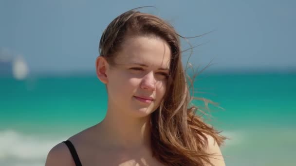 Nahaufnahme Eines Hübschen Mädchens Strand Zeitlupe Video Extremer Zeitlupe — Stockvideo