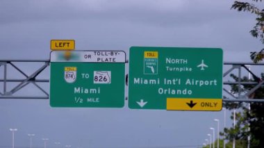 Otoyoldaki Miami Orlando ve MIA Havaalanı 'nın yön işaretleri - seyahat fotoğrafçılığı