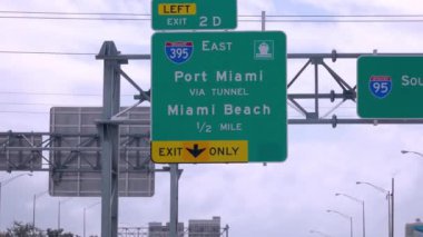 Miami Plajı ve Port Miami 'ye yön tabelası - Seyahat fotoğrafçılığı