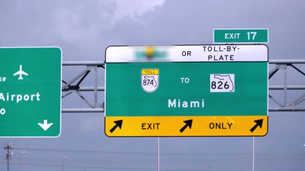 公路上通往迈阿密的出口标志 旅行摄影 — 图库视频影像