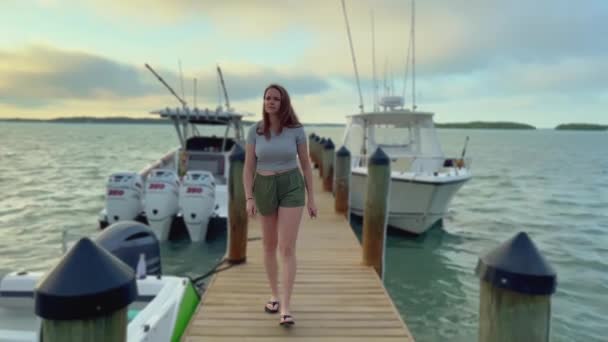 Giovane Donna Cammina Molo Porto Turistico Fotografia Viaggio — Video Stock