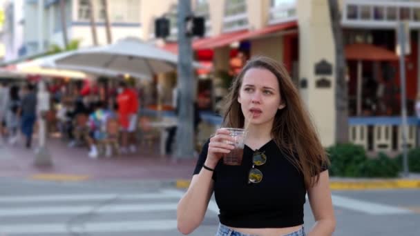 Ung Kvinna Dricker Uppfriskande Läsk Ocean Drive Miami Beach Resor — Stockvideo