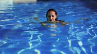 Havuzda yüzen güzel kız - aşırı yavaş çekim