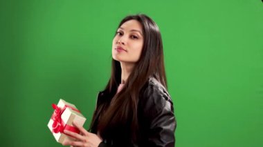 Stüdyoda kendine güveni tam bir Asyalı kız hediye kutusuyla - son derece yavaş çekim