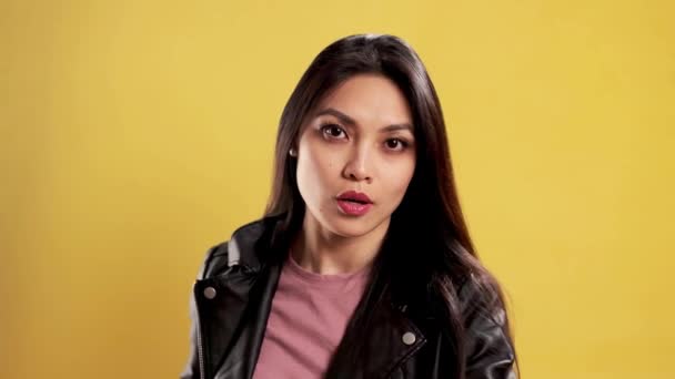 Asiatique Fille Dans Studio Fait Pouce Geste Extrême Ralenti Coup — Video