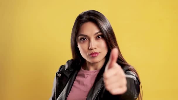 Asiático Chica Estudio Hace Thumbs Gesto Extrema Cámara Lenta Disparo — Vídeos de Stock