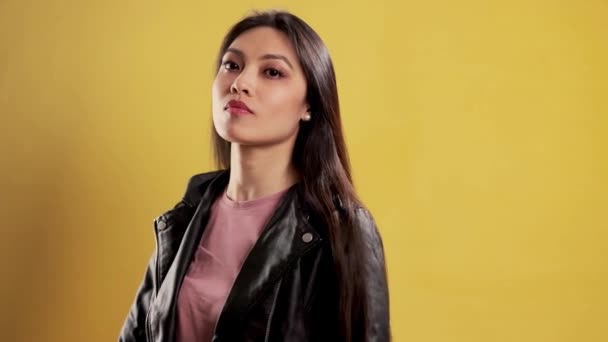 Hermosa Mujer Asiática Estudio Mirando Cámara Toma Cámara Lenta Extrema — Vídeos de Stock