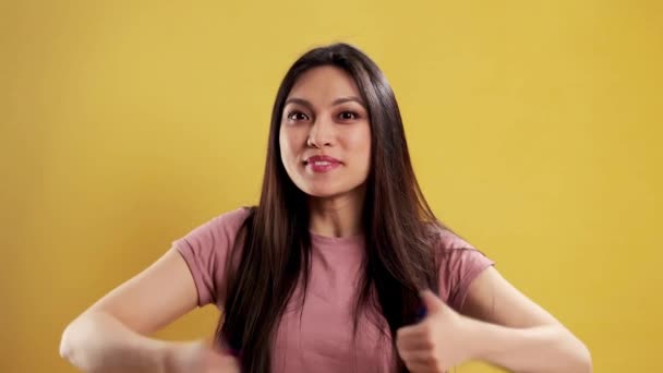Asiatique Fille Avec Sourire Confiant Dans Studio Faire Pouce Vers — Video