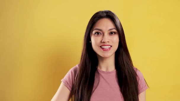 Asiatique Fille Avec Sourire Confiant Dans Studio Folie Autour Tir — Video