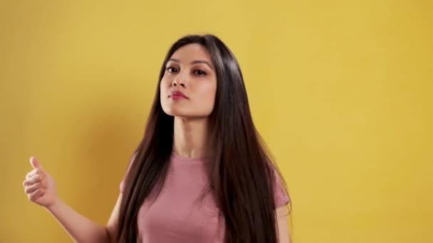 Stüdyoda Gülümseyen Asyalı Kız Baş Parmak Hareketi Yapıyor Çok Yavaş — Stok video
