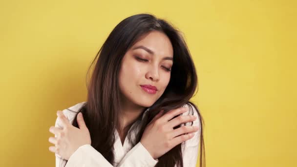 Asiatique Fille Avec Sourire Confiant Dans Studio Sent Bien Extrême — Video