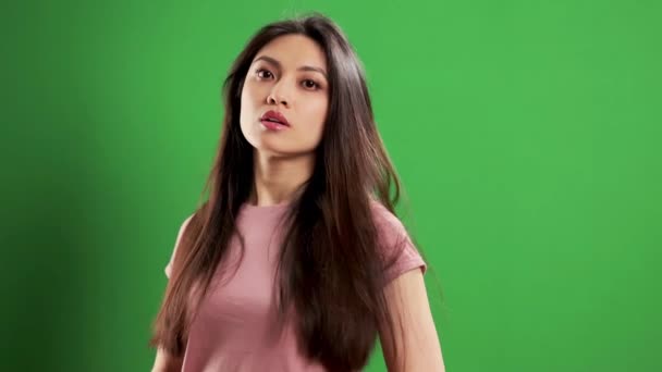 Asiatique Fille Dans Studio Tournant Vers Caméra Extrême Ralenti Coup — Video
