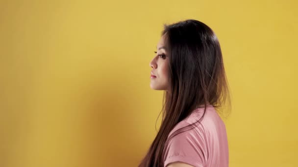 Stüdyoda Kendine Güveni Olan Asyalı Bir Kız Kameraya Dönüyor Aşırı — Stok video