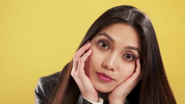 Vackert Ansikte Asiatisk Flicka Med Ett Tryggt Leende Studio Extrem — Stockvideo