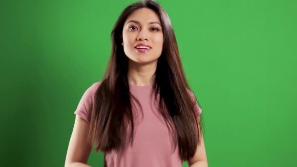 Asiatique Fille Avec Sourire Confiant Dans Studio Tournant Vers Caméra — Video