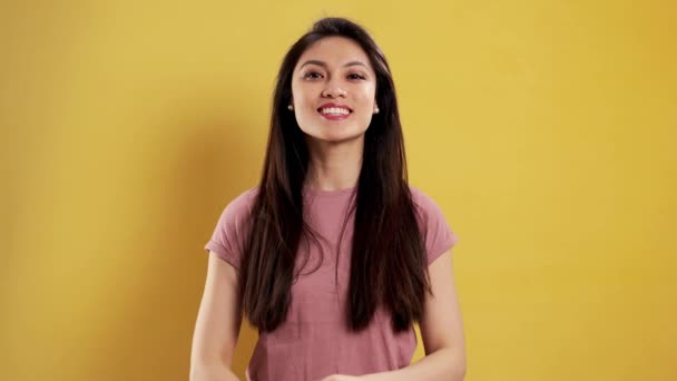アジアの女の子とともにカメラのためにポーズスタジオで自信を持って笑顔 極端なスローモーションショット — ストック動画