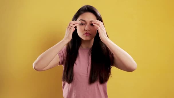 Asian Girl Med Ett Tryggt Leende Studio Poserar För Kameran — Stockvideo