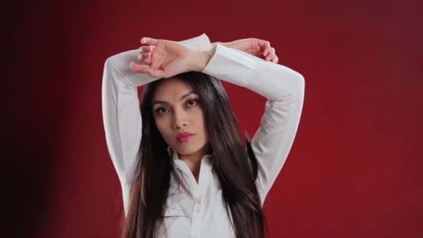 Young Asian Woman Posing Studio Shooting Extreme Slow Motion — Video