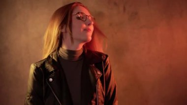 Renkli bir ortamda güzel bir kızın etkili bir portresi - aşırı yavaş çekim